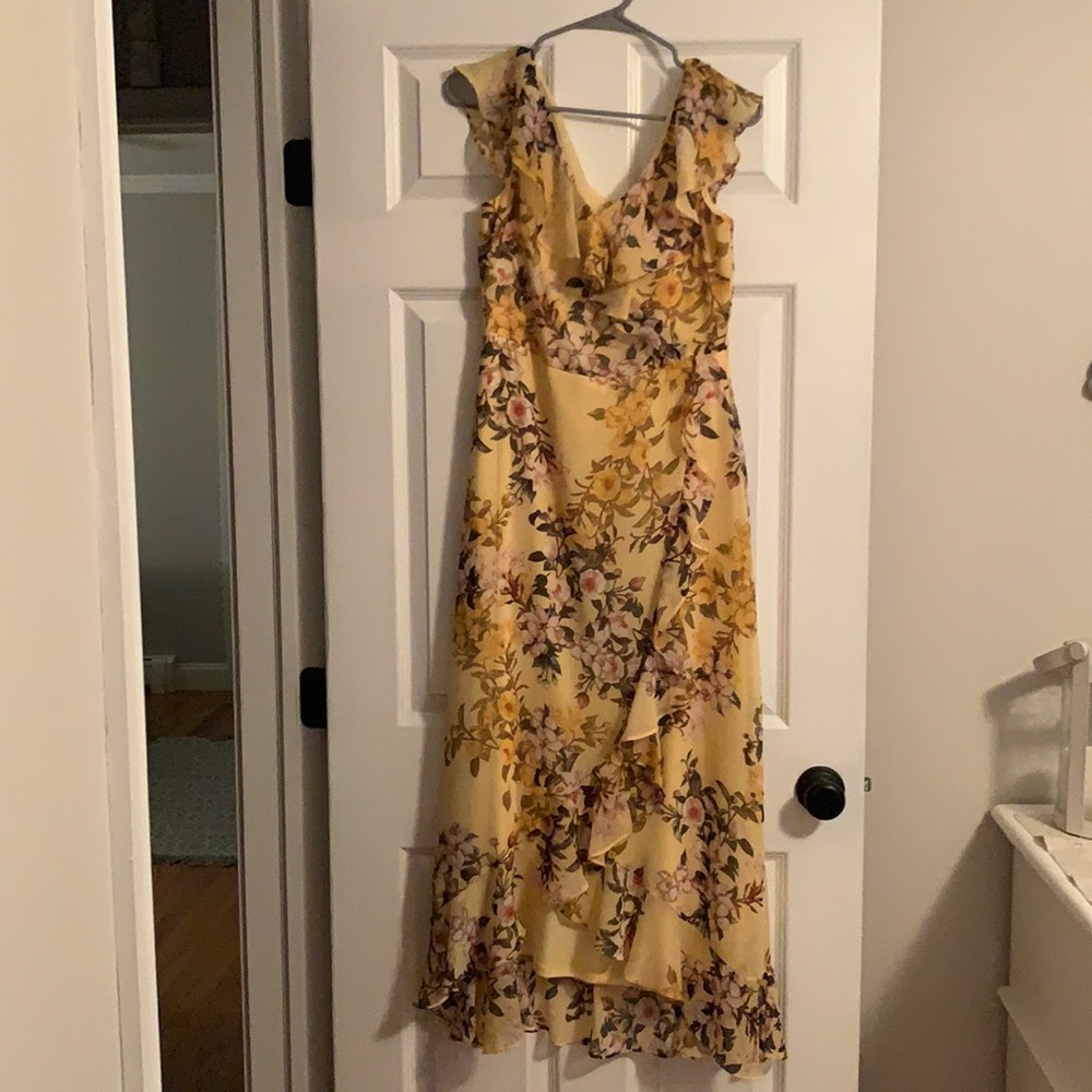 Floral high-low dress! Size 6, zip up back!